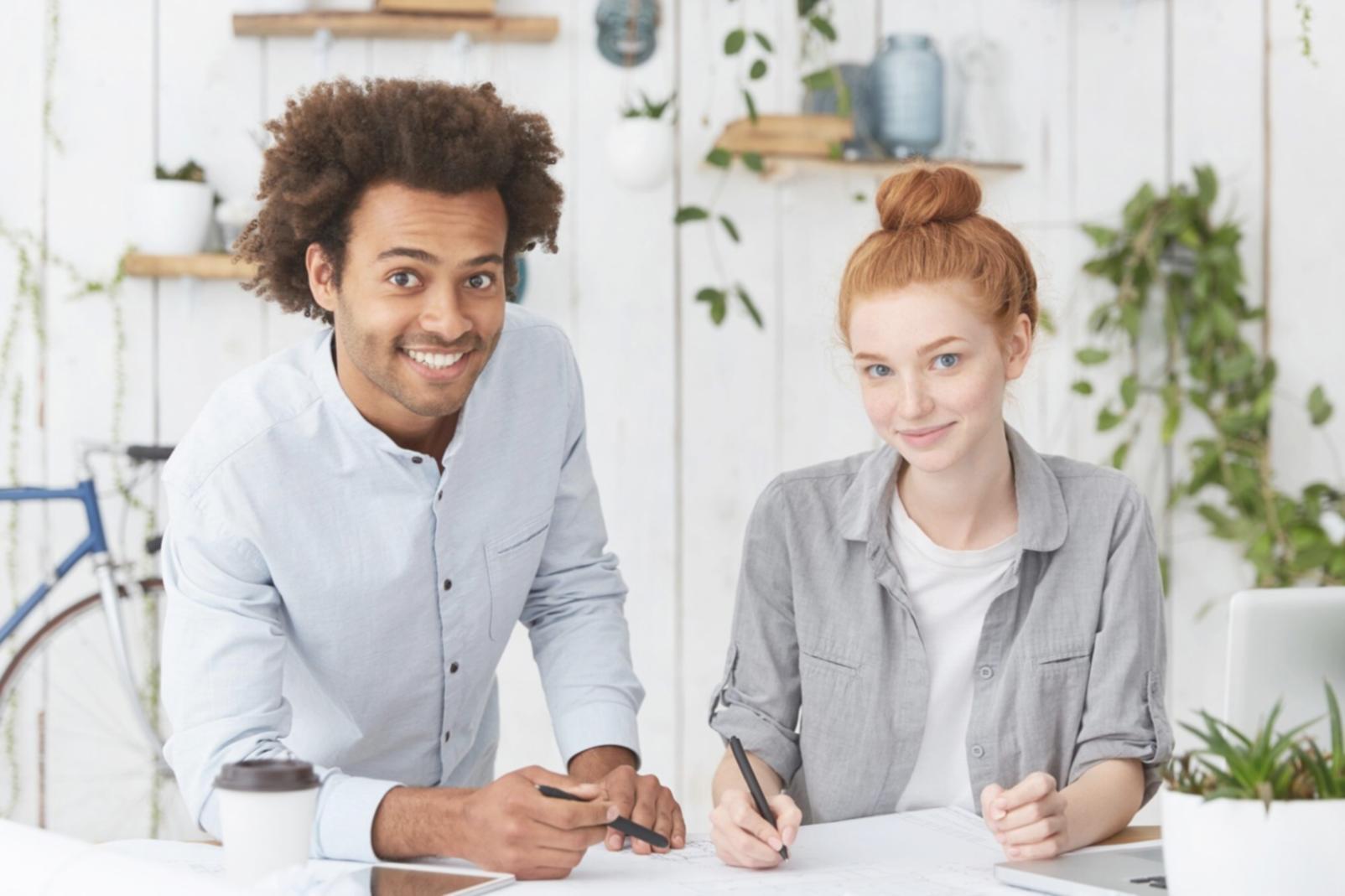 Profissionais analisando dados financeiros em escritório moderno
